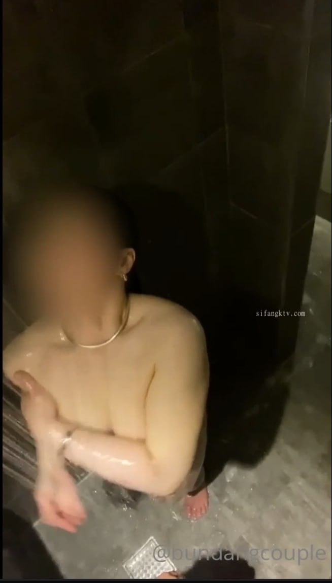 网红女神自慰流出久违流出！！丝袜美腿性感美乳抠逼淫叫等你上车